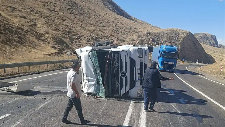 Erzurum-Ağrı kara yolunda kontrolden çıkan tır devrildi
