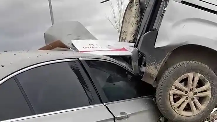 Erzurum- Ağrı yolunda kontrolden çıkan otomobil park halindeki araca çarptı