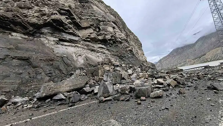 Erzurum-Artvin kara yolunda heyelan