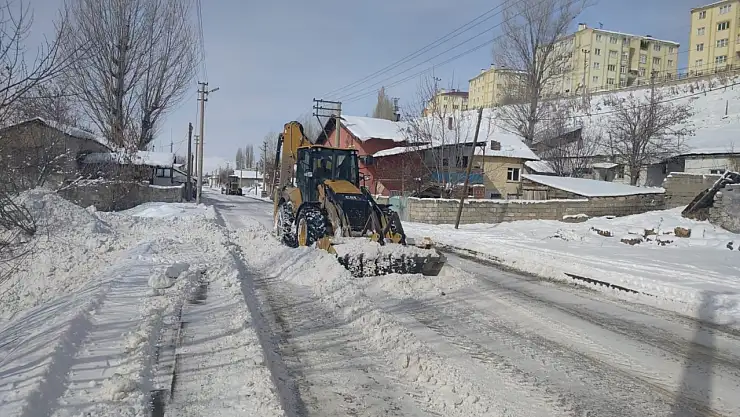 Erzurum Aşkale'de ekipler tonlarca karı ilçe dışına taşıyor