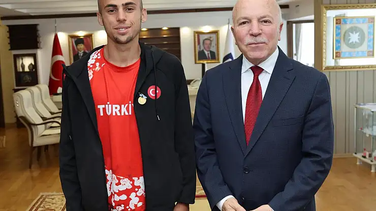 Erzurum Büyükşehir Belediye Başkanı Sekmen'den Balkan Şampiyonu Ömer Faruk Bozdağ'a Tebrik