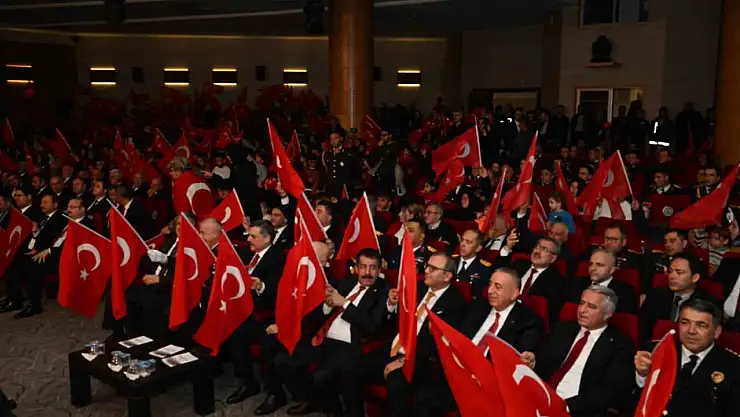 Erzurum'da 29 Ekim Cumhuriyet Bayramı coşkuyla kutlandı, hava muhalefeti töreni etkilemedi