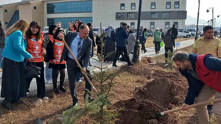 Erzurum'da 450 meyve fidanı dikilerek spor ve doğa bir araya getirildi