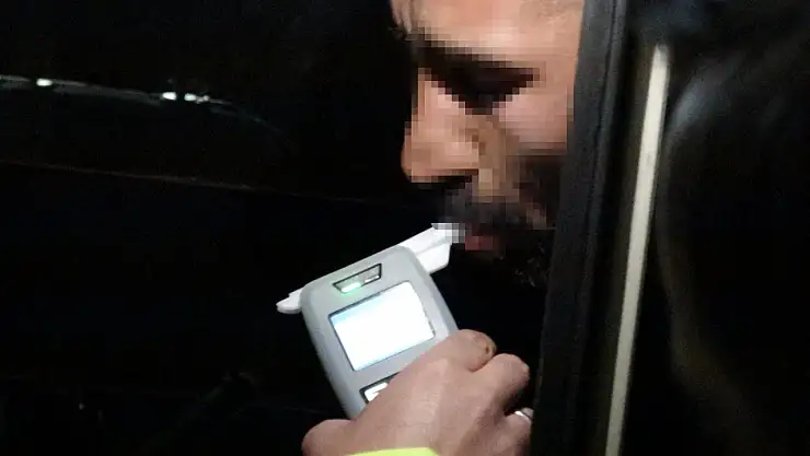 Erzurum'da alkollü araç kullanan sürücü, polis takibinden sonra silahla durduruldu. Ehliyetine el konma süresi 2060'a uzatıldı.