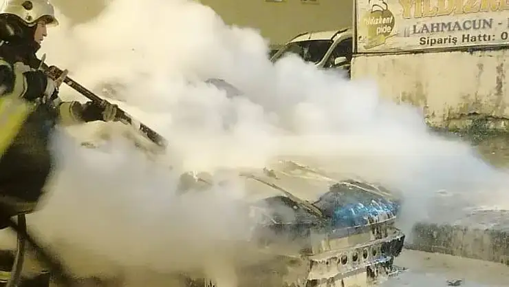 Erzurum'da Araç Yangını Korkuttu, İtfaiye Müdahale Etti