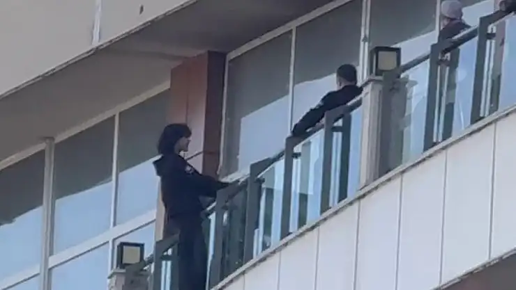 Erzurum'da AVM Balkonunda İntihar Girişiminde Bulunan Gencin Dramatik Kurtuluşu