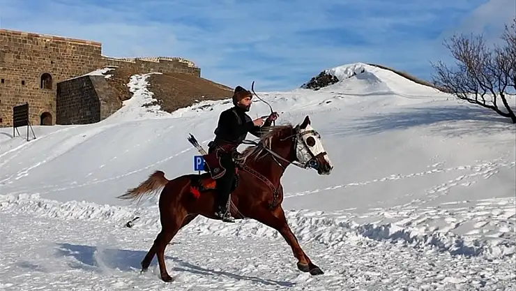 Erzurum'da Aziziye Tabyası'nda aileler tarih ve eğlenceyi buluşturdu