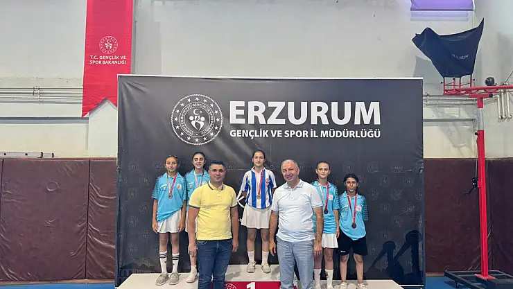 Erzurum'da Badminton Turnuvası'nda sporculara madalyaları verildi