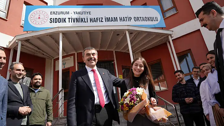Erzurum'da Bakan Tekin'den matematik öğretmenine sürpriz doğum günü kutlaması