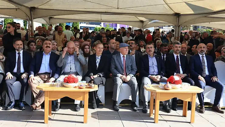 Erzurum'da Bayram Coşkusu: AK Parti Teşkilatı Kent Meydanı'nda Bayramlaştı