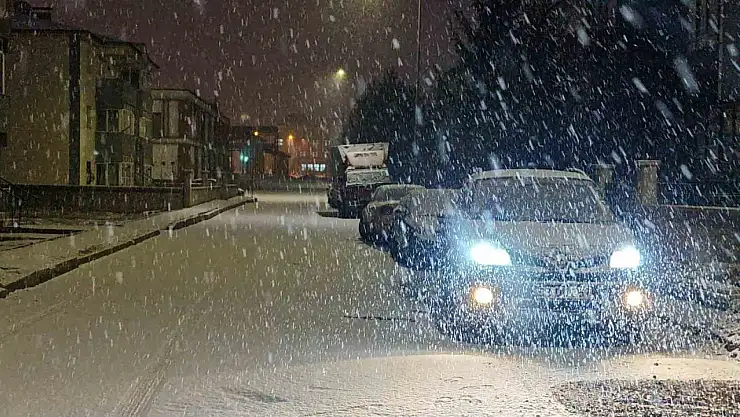 Erzurum'da beklenen kar yağışı şehri beyaza bürüdü, sürücülere dikkat uyarısı yapıldı