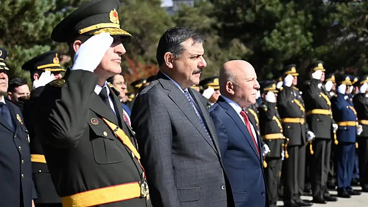 Erzurum'da Cumhuriyet Bayramı'nda Atatürk Anıtı'na çelenk sunumu yapıldı