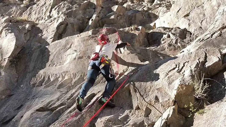 Erzurum'da Dağcılık Eğitimi Heyecanı: 70 Kişilik Ekip Zorlu Tırmanış Deneyimini Yaşadı
