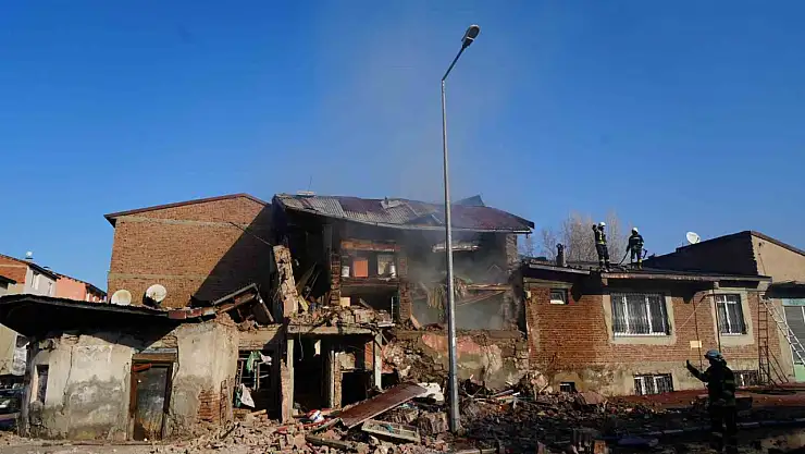 Erzurum'da doğalgaz patlaması: 2 ev yıkıldı, 1 yaralı var!