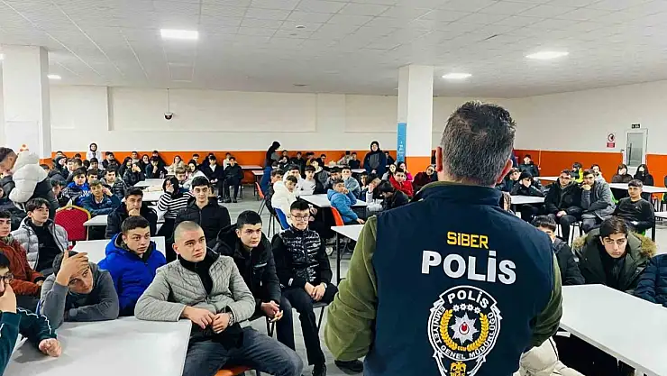 Erzurum'da emniyet siber suçlarla mücadelede sanal devriye ve bilinçlendirme çalışmaları yürütüyor
