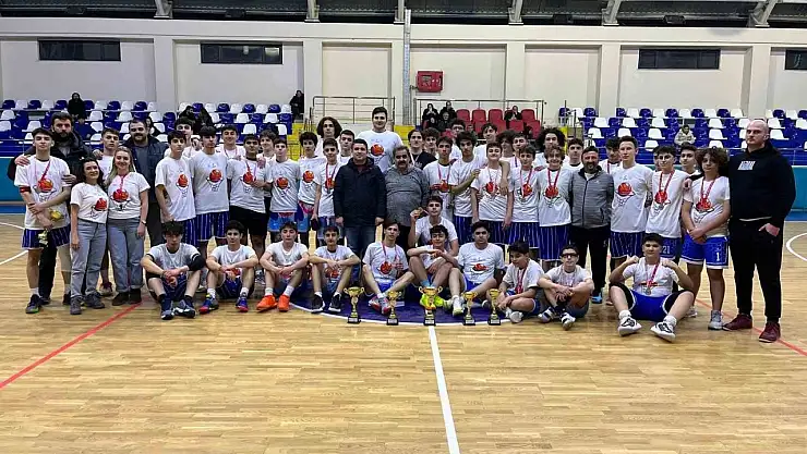 Erzurum'da gençler ve yıldızlar, Yeşilay için parkeye çıktı