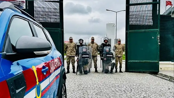 Erzurum'da Göçmen Operasyonu: 26 Yakalandı, Siber Suçlarda 17 Gözaltı!