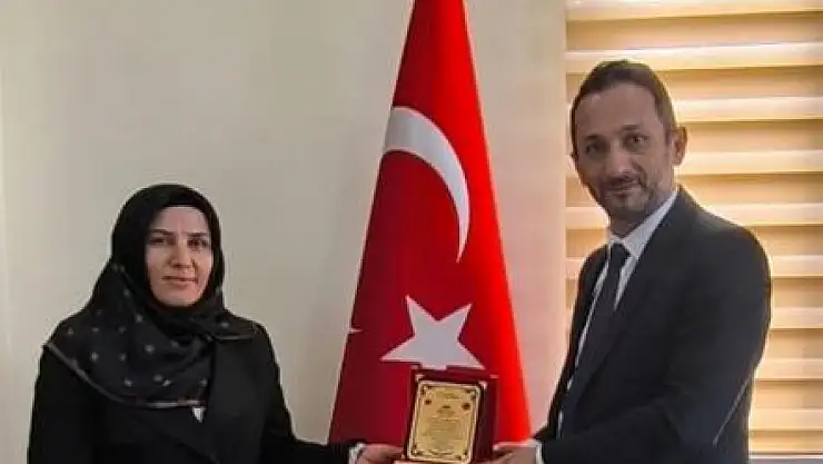 Erzurum'da Hafızlık ve Kur'an Okuma Yarışmasında Başarı Gösterenlere Teşekkür Plaketi