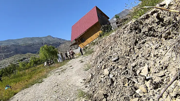 Erzurum'da heyelan, Tortum Şelalesi'ni ve yerleşimi tehdit ediyor! Üstüne düşen acil önlem çağrıları var.
