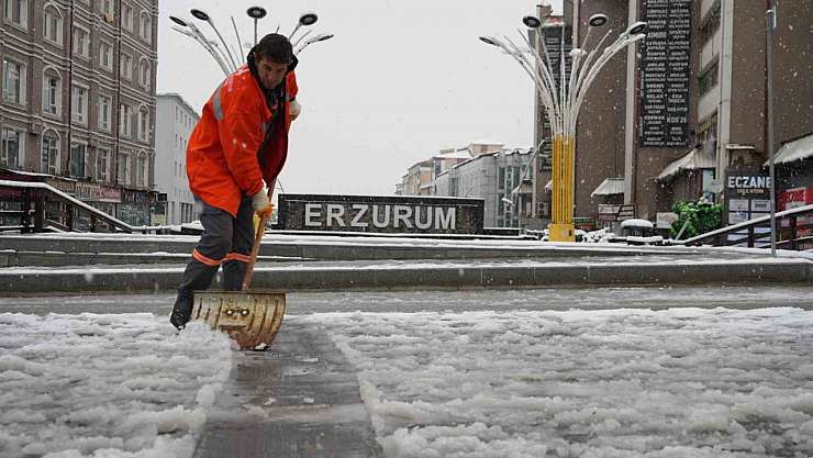 Erzurum'da İlk Kar Yağışı Kenti Beyaza Bürüdü, Vatandaşlar Hazırlıksız Yakalandı