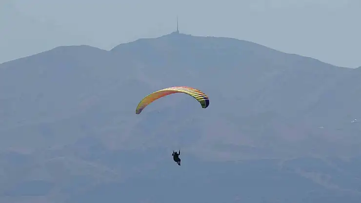 Erzurum'da ilk yamaç paraşütü uçuşları heyecanla gerçekleşti, gökyüzü renklenmeye başladı!