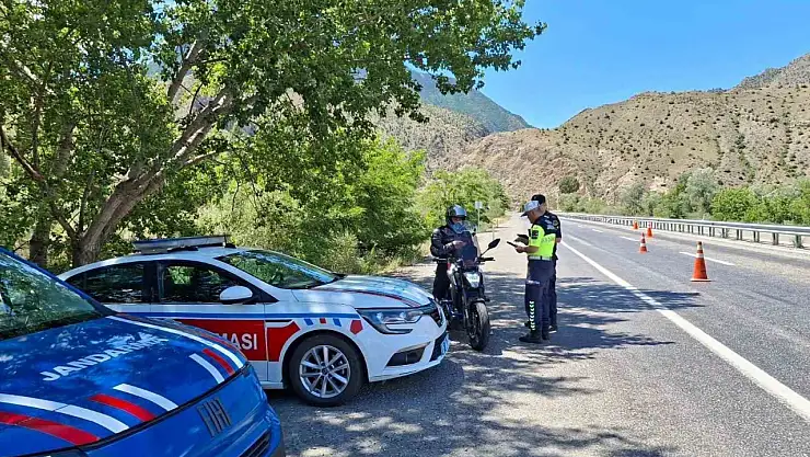 Erzurum'da jandarma denetimlerinde 177 araç trafikten men edildi, 18 bin 305 araç kontrol edildi.