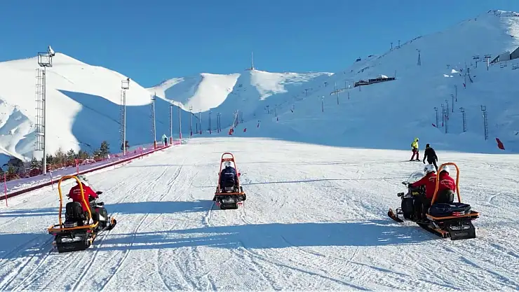 Erzurum'da jandarma kayak merkezlerinde mahsur kalan 651 vatandaşa ulaştı