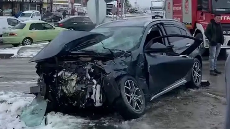 Erzurum'da kar yağışı nedeniyle otomobil ve beton mikseri çarpıştı, 2 yaralı