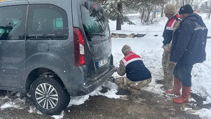 Erzurum'da karda mahsur kalan sürücülerin imdadına jandarma yetişti