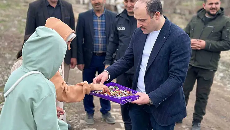 Erzurum'da kaymakamdan yaşlılara tatlı bayram sürprizi