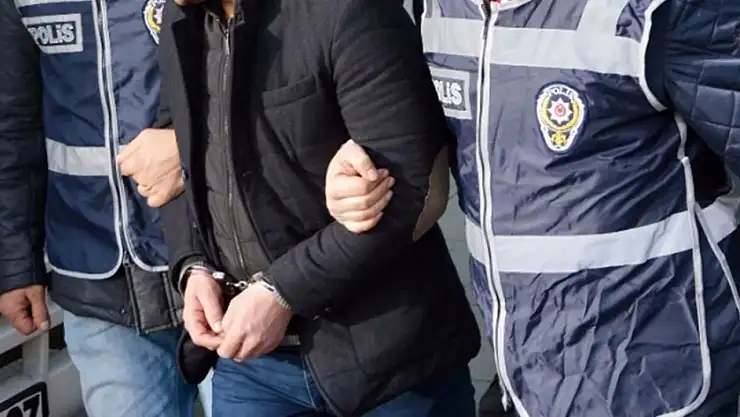 Erzurum'da kendilerini polis olarak tanıtan 3 dolandırıcı tutuklandı