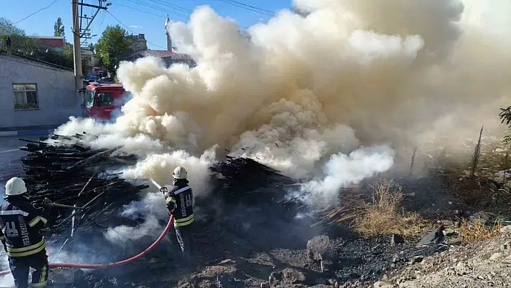 Erzurum'da Keresteciler Sitesi'ndeki yangın ekiplerce kontrol altına alındı
