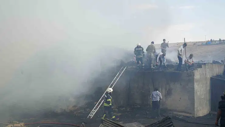 Erzurum'da Kırmızıtaş Mahallesi'nde yangın kontrol altına alındı hasar büyük