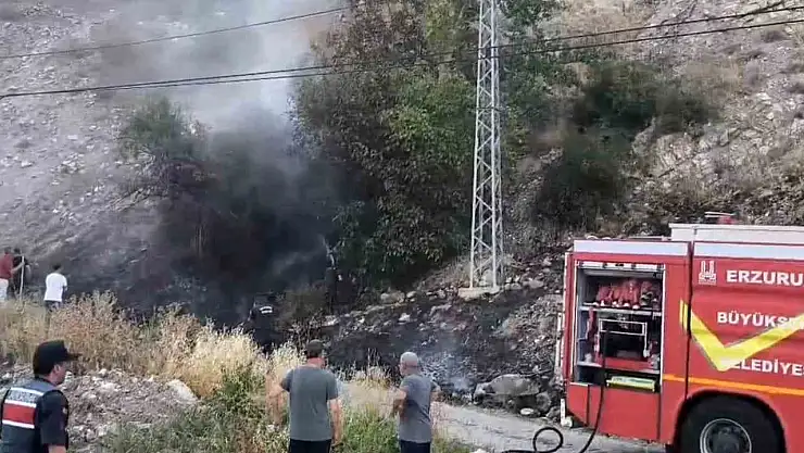 Erzurum'da Mahalle Girişinde Büyük Panik Yaratan Yangın