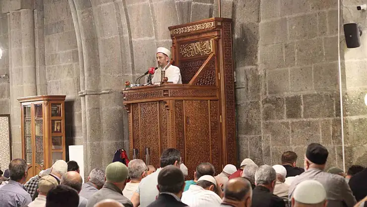 Erzurum'da Mevlid Kandili coşkusu: Camiler dolup taştı, dualar edildi