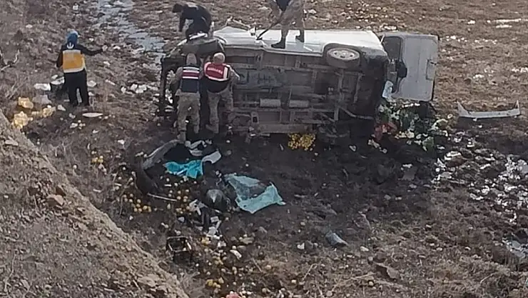 Erzurum'da minibüs şarampole devrildi