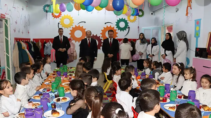 Erzurum'da minikler tekne orucu iftarında bir araya geldiler