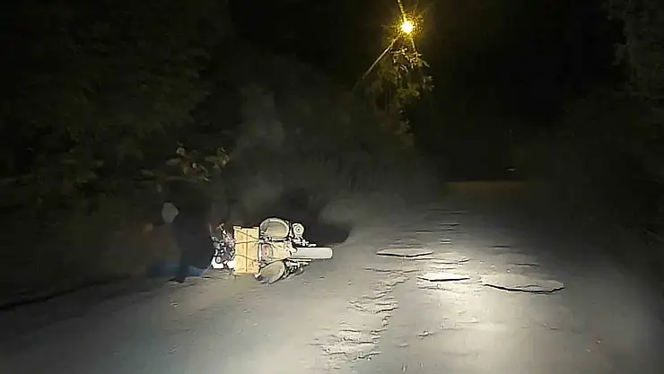 Erzurum'da motosiklet kazası: Sürücü dereye uçmaktan son anda kurtuldu