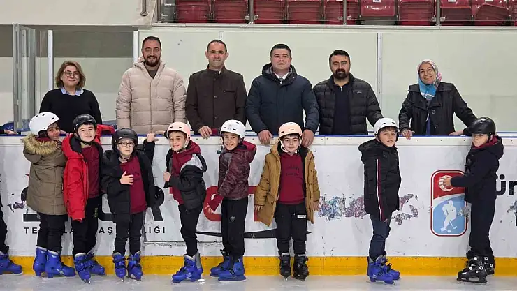 Erzurum'da öğrenciler buzda hokeyi öğreniyor, geleceğin sporcuları yetişiyor!