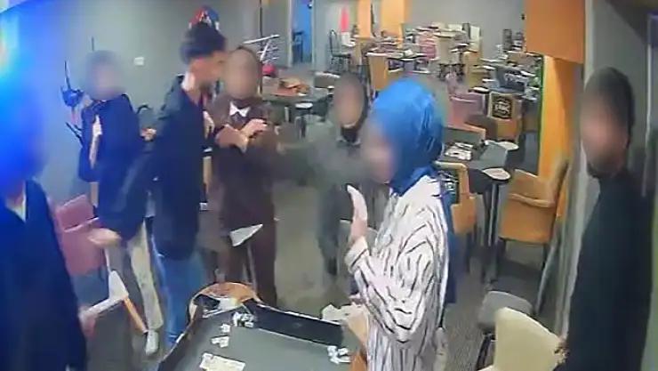 Erzurum'da Okey Salonu Sapığı Gençlere Bıçakla Saldırdı!