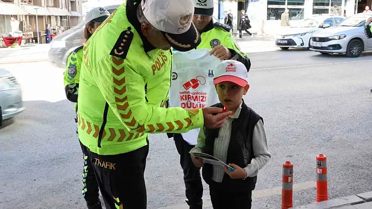 Erzurum'da önce yaya denetimi Trafik güvenliği için bilgilendirme ve stant çalışmaları yapıldı