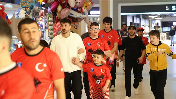 Erzurum'da otizmli çocuklar formalarını giydi, farkındalık için koştu