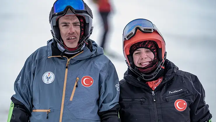 Erzurum'da otizmli ikiz milli kayakçılar Fransa'da madalya için pistte