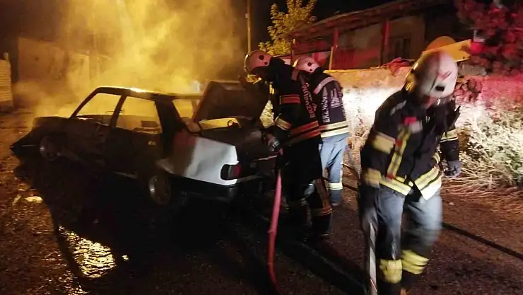 Erzurum'da otomobile yangın düştü: Patlama riskine karşı itfaiye müdahale etti