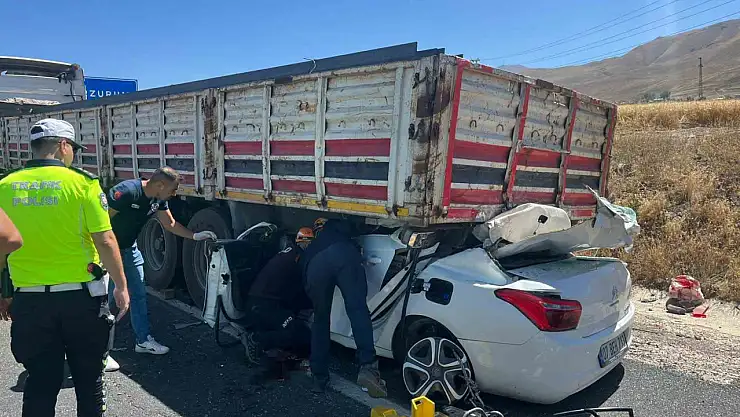 Erzurum'da park halindeki tıra çarpan otomobilde sürücü hayatını kaybetti