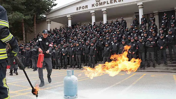 Erzurum'da polis adaylarına yangın söndürme eğitimi verildi