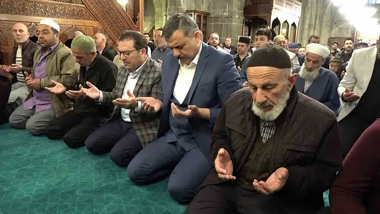 Erzurum'da Protokol Üyeleri Ulu Cami'de Bayram Namazı Kıldı ve Vatandaşlarla Bayramlaştı