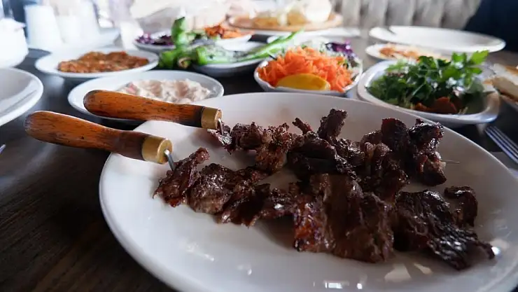Erzurum'da ramazan akşamlarının yıldızı: Cağ kebabı oldu