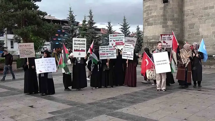 Erzurum'da Sağlık Çalışanları Gazze İçin Farkındalık Yürüyüşü Düzenledi