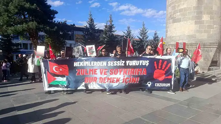 Erzurum'da sağlık çalışanları, Gazze'deki saldırılara karşı 96. haftada sessiz yürüyüş düzenledi.